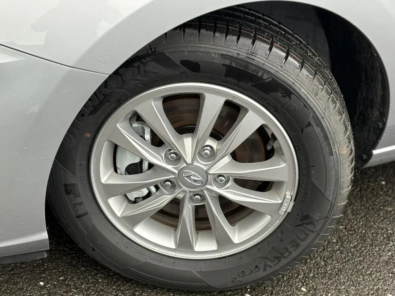 Gros plan sur la jante alliage gris argent de la roue avant droite d'une Hyundai i30 SW T-GDI 120 Modern 2025.