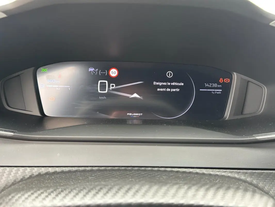Tableau de bord numérique de Peugeot 2008 Hybrid 136 e-DCS6 Allure affichant la vitesse et alertes, vue frontale.