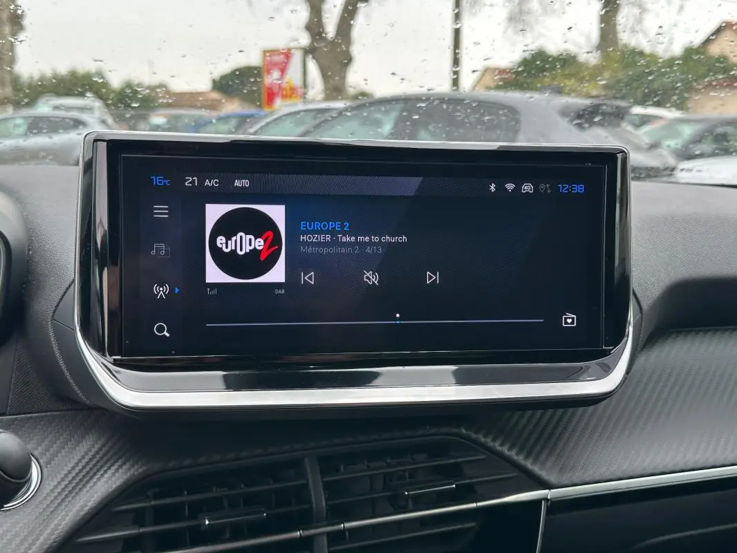 Écran tactile central du tableau de bord du Peugeot 2008 Hybrid gris, avec affichage radio Europe 2.