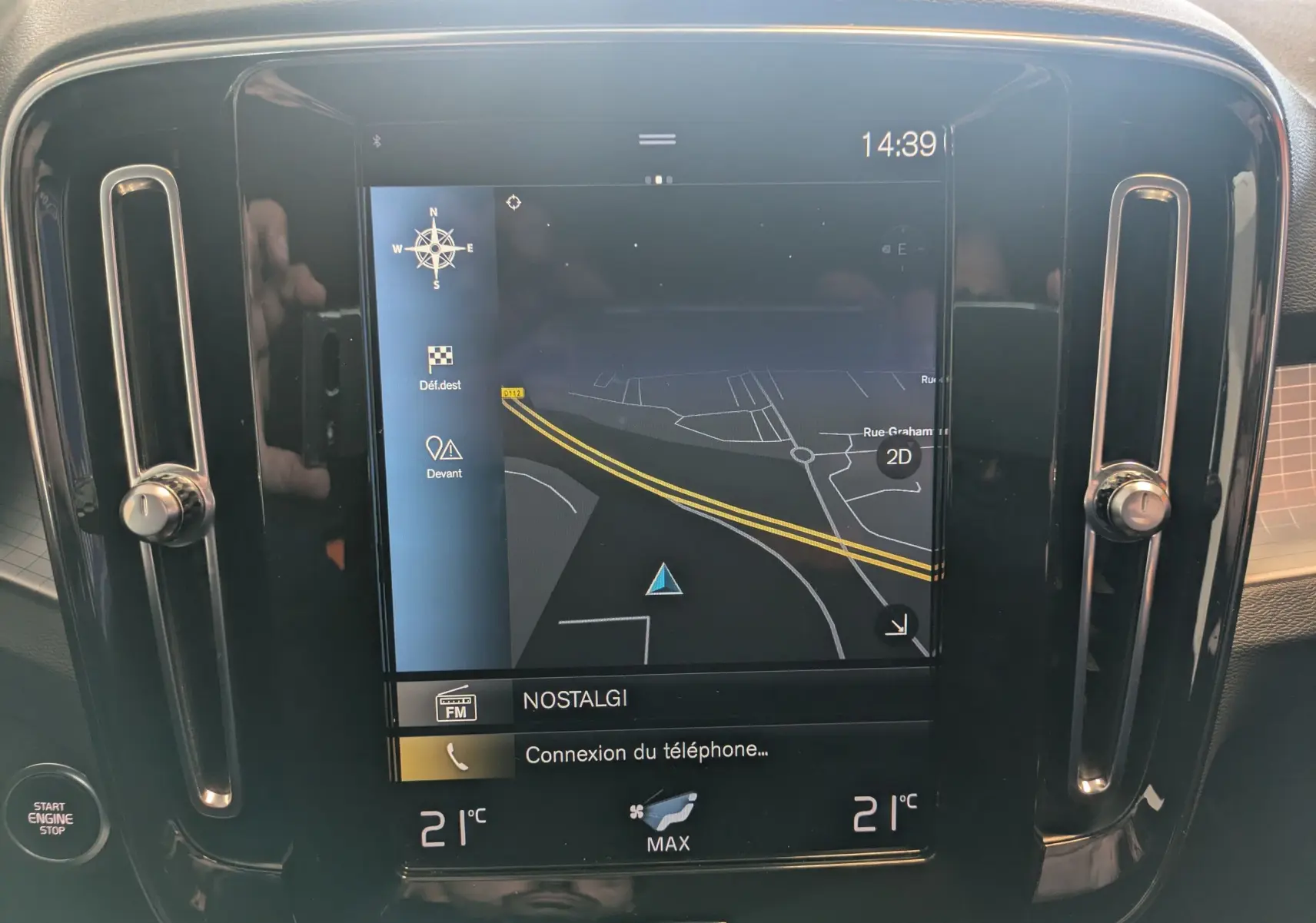 Écran tactile central du tableau de bord du Volvo XC40 Momentum 2021, affichant la navigation et la climatisation à 21°C.