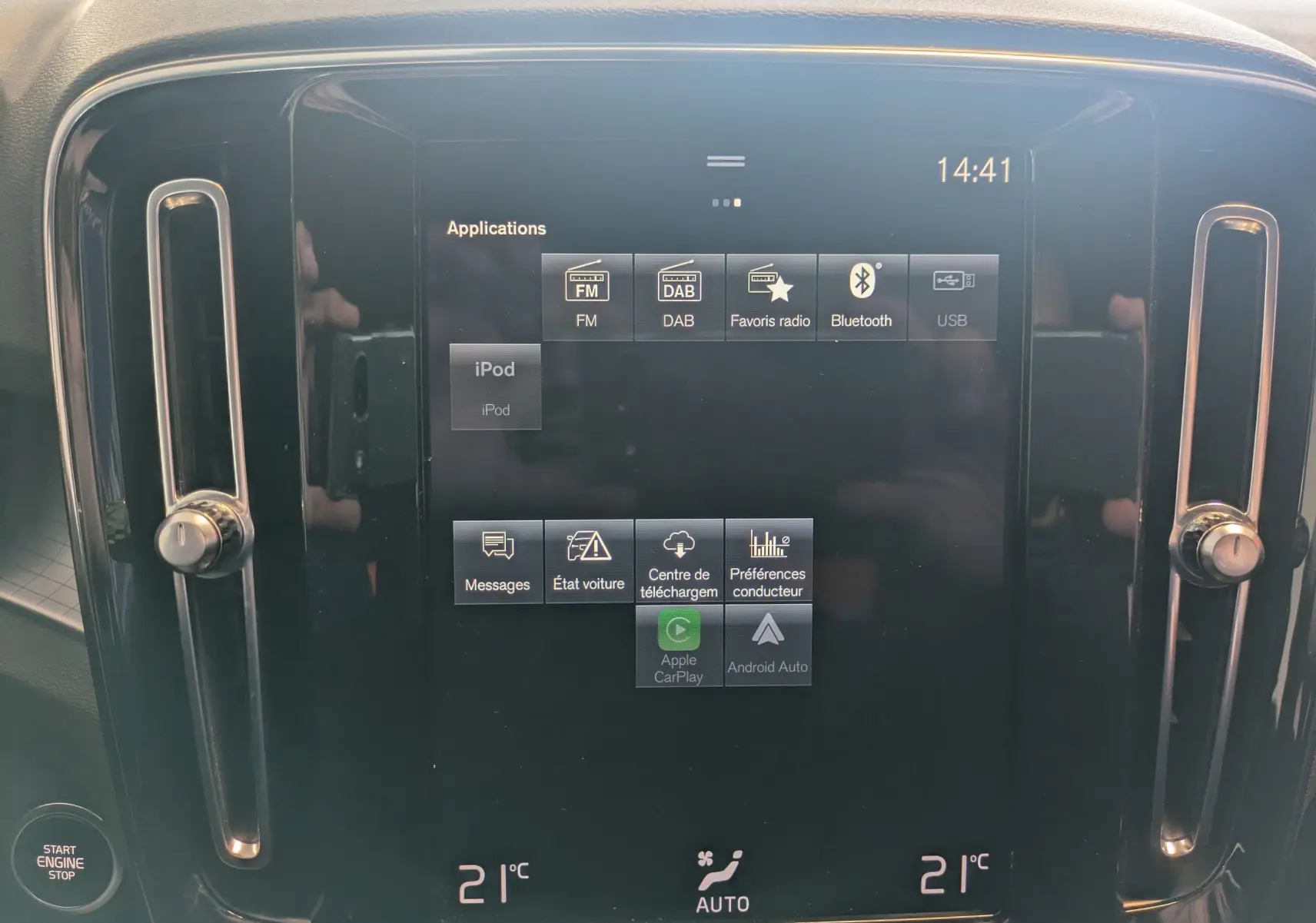 Vue rapprochée de l’écran tactile central noir du tableau de bord du Volvo XC40 Momentum 2021, affichant les applications multimédia.