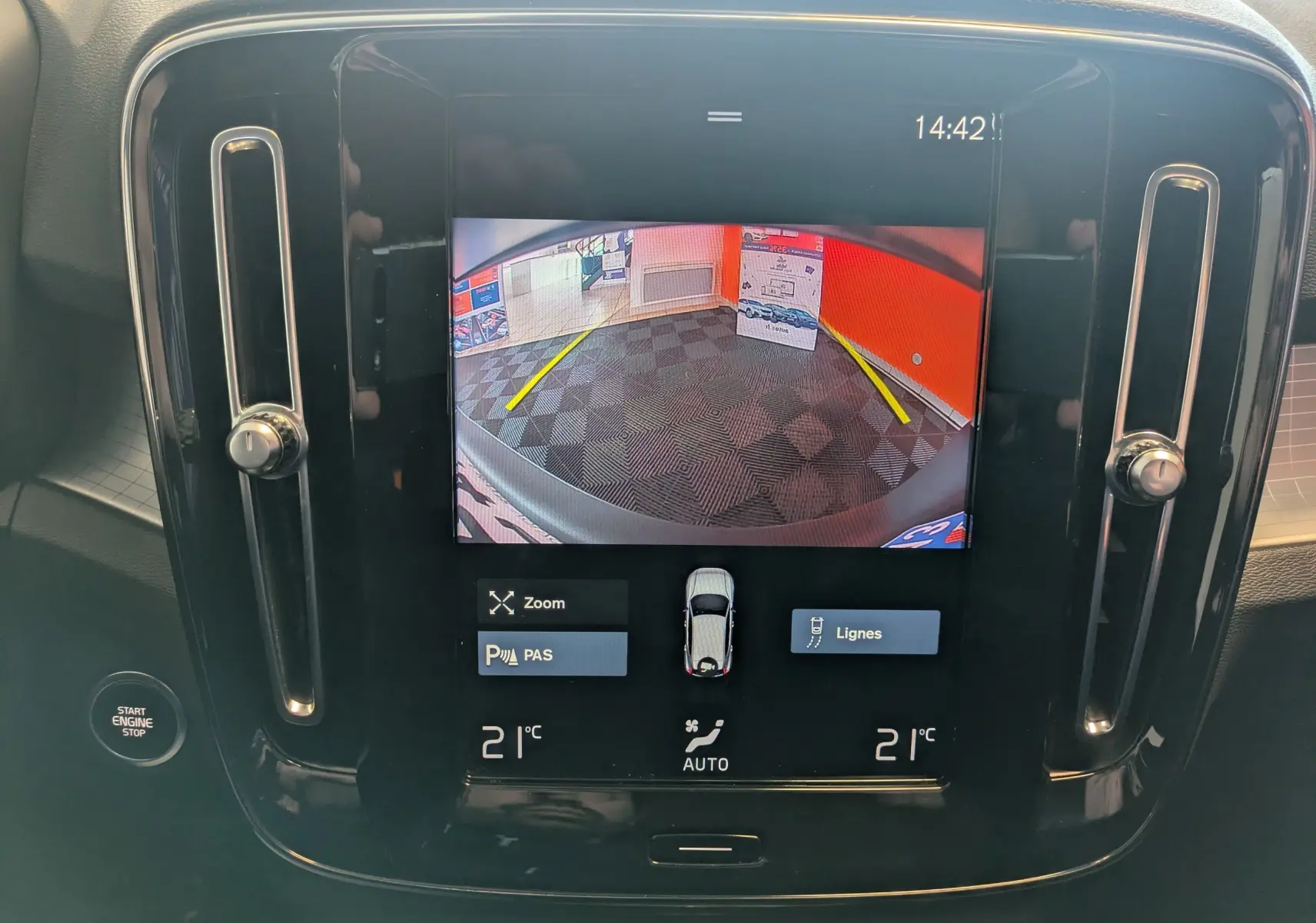 Vue intérieure du tableau de bord du Volvo XC40 Momentum 2021, écran tactile affichant la caméra de recul.