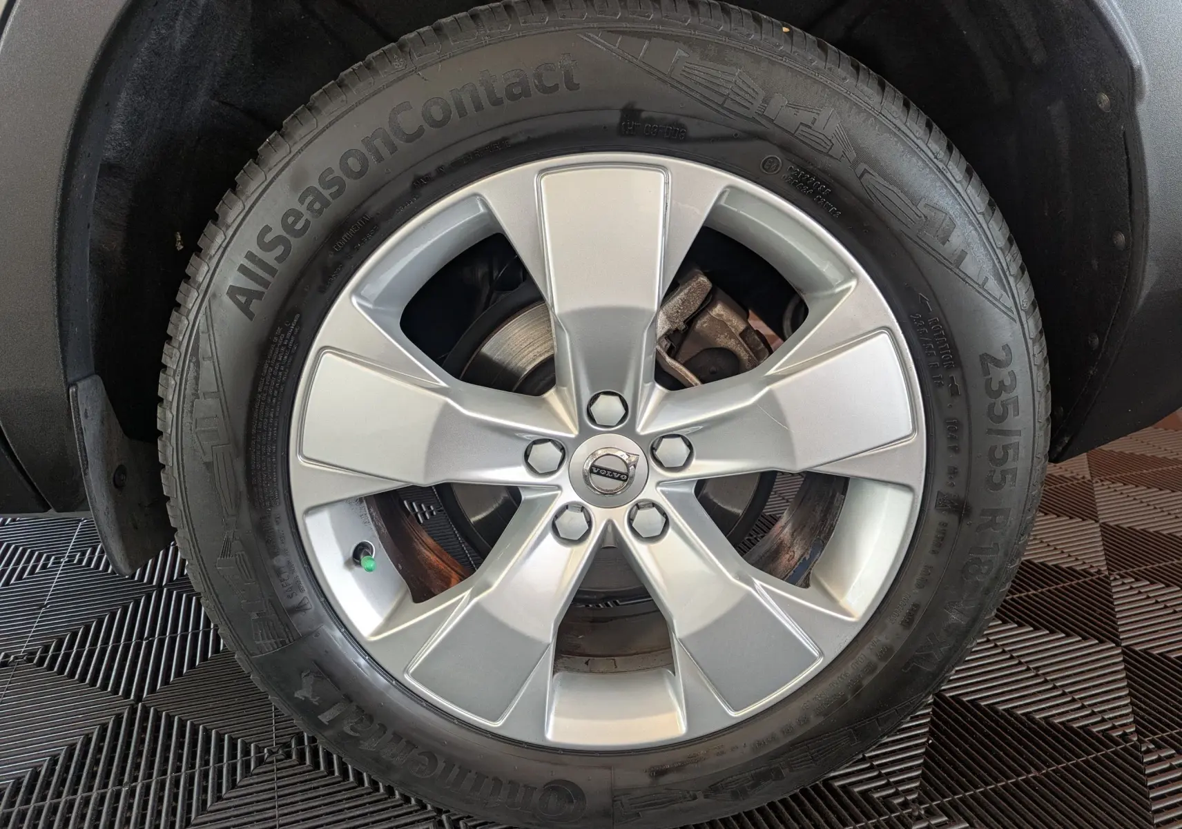 Gros plan sur la roue avant droite du Volvo XC40 Momentum 2021, jante alliage argentée avec pneu Continental AllSeasonContact.