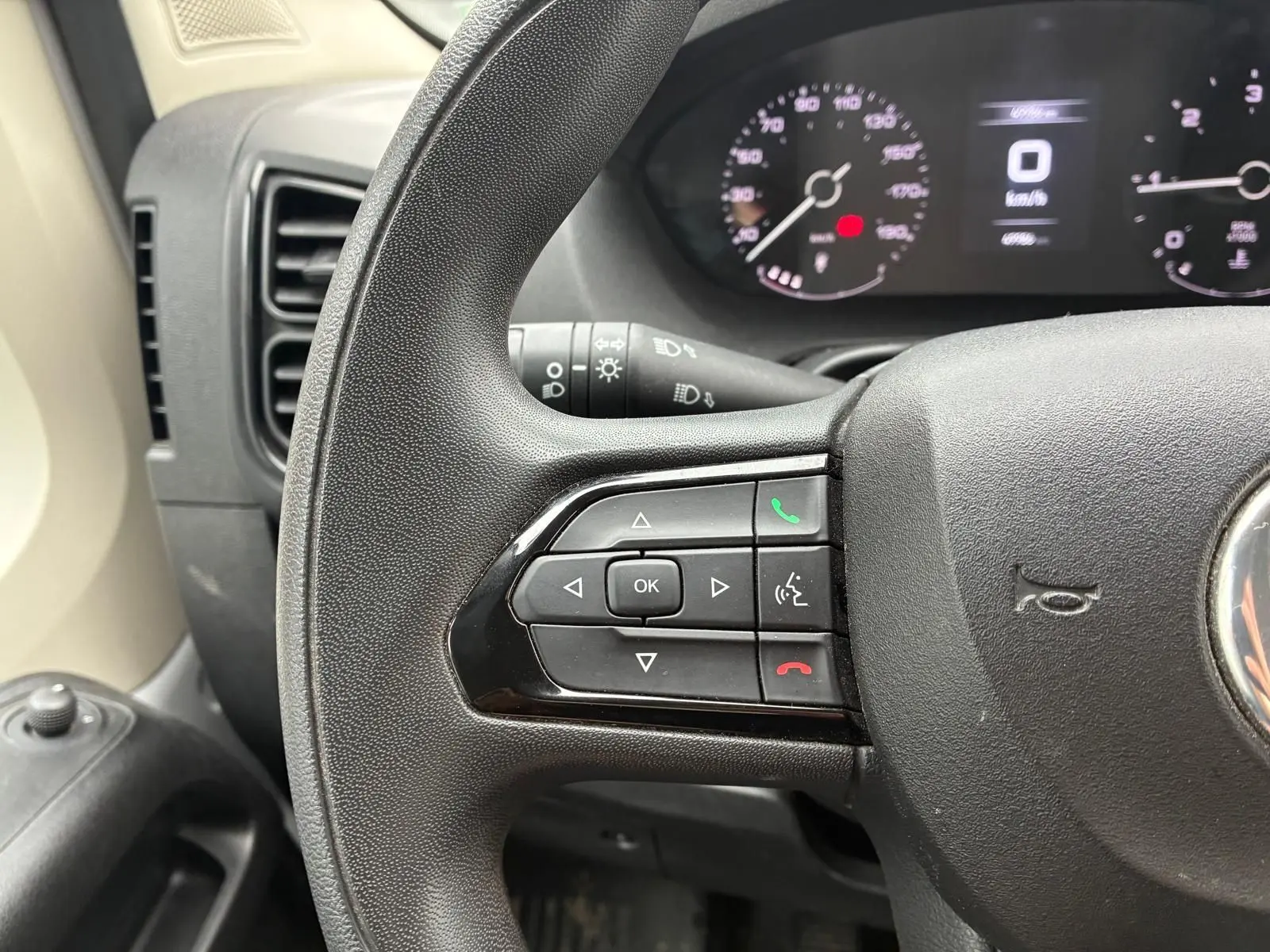 Gros plan sur le volant côté gauche du Fiat Ducato Fourgon 2023 avec commandes intégrées et tableau de bord numérique.