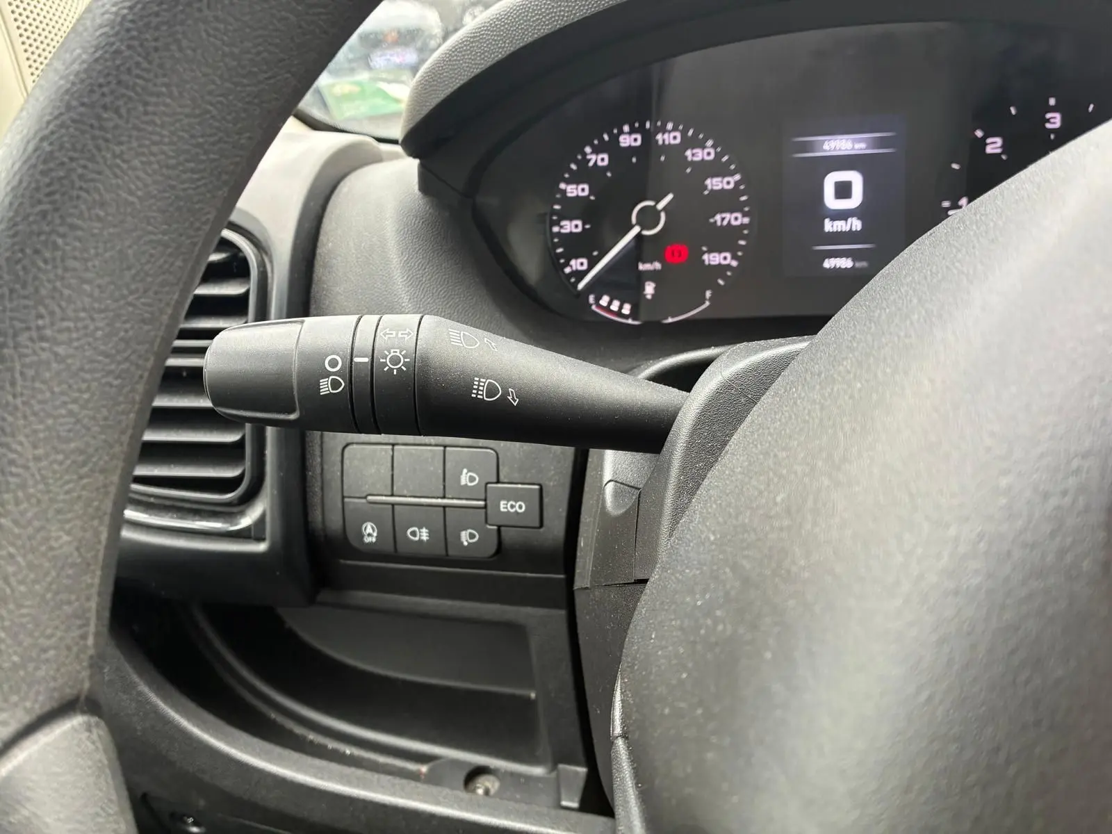 Vue rapprochée du tableau de bord du Fiat Ducato Fourgon 2023, avec compteur digital et commandes d’éclairage sur la gauche.
