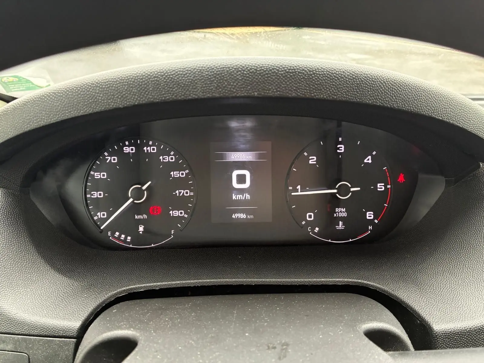 Gros plan sur le tableau de bord du Fiat Ducato Fourgon 2023, affichant compteur et compte-tours numériques.