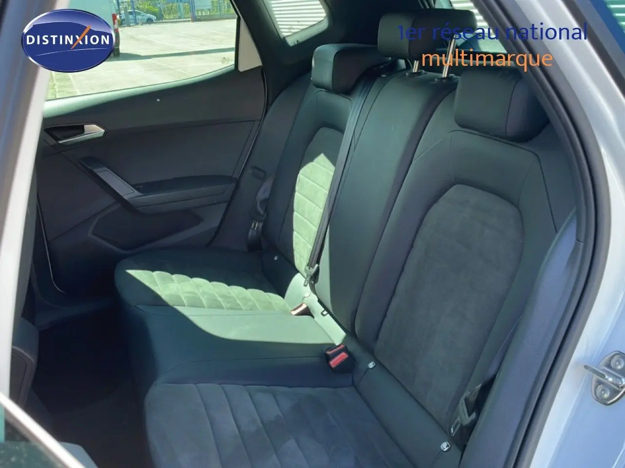Vue intérieure côté droit des sièges arrière en cuir et alcantara du SEAT Arona blanc 2025 avec toit noir.