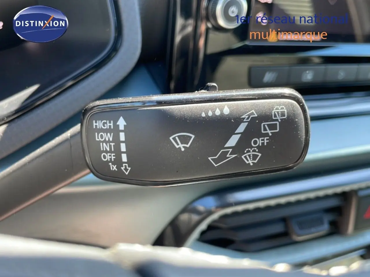 Gros plan sur la commande d'essuie-glace du SEAT Arona 2025, intérieur noir avec détails argentés.