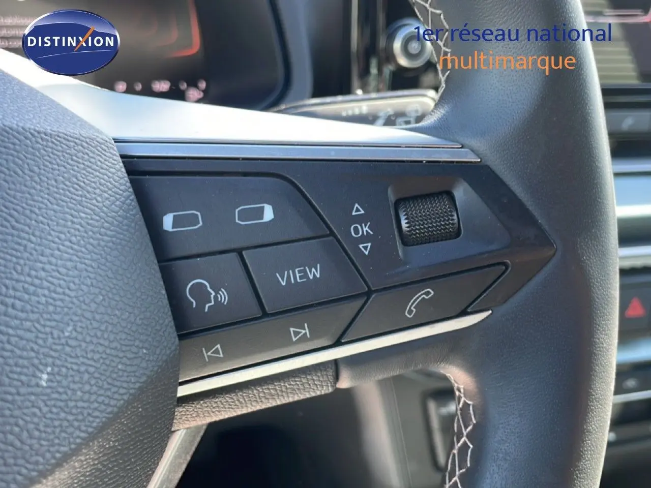 Gros plan sur les commandes multifonctions à droite du volant en cuir noir du SEAT Arona 2025.
