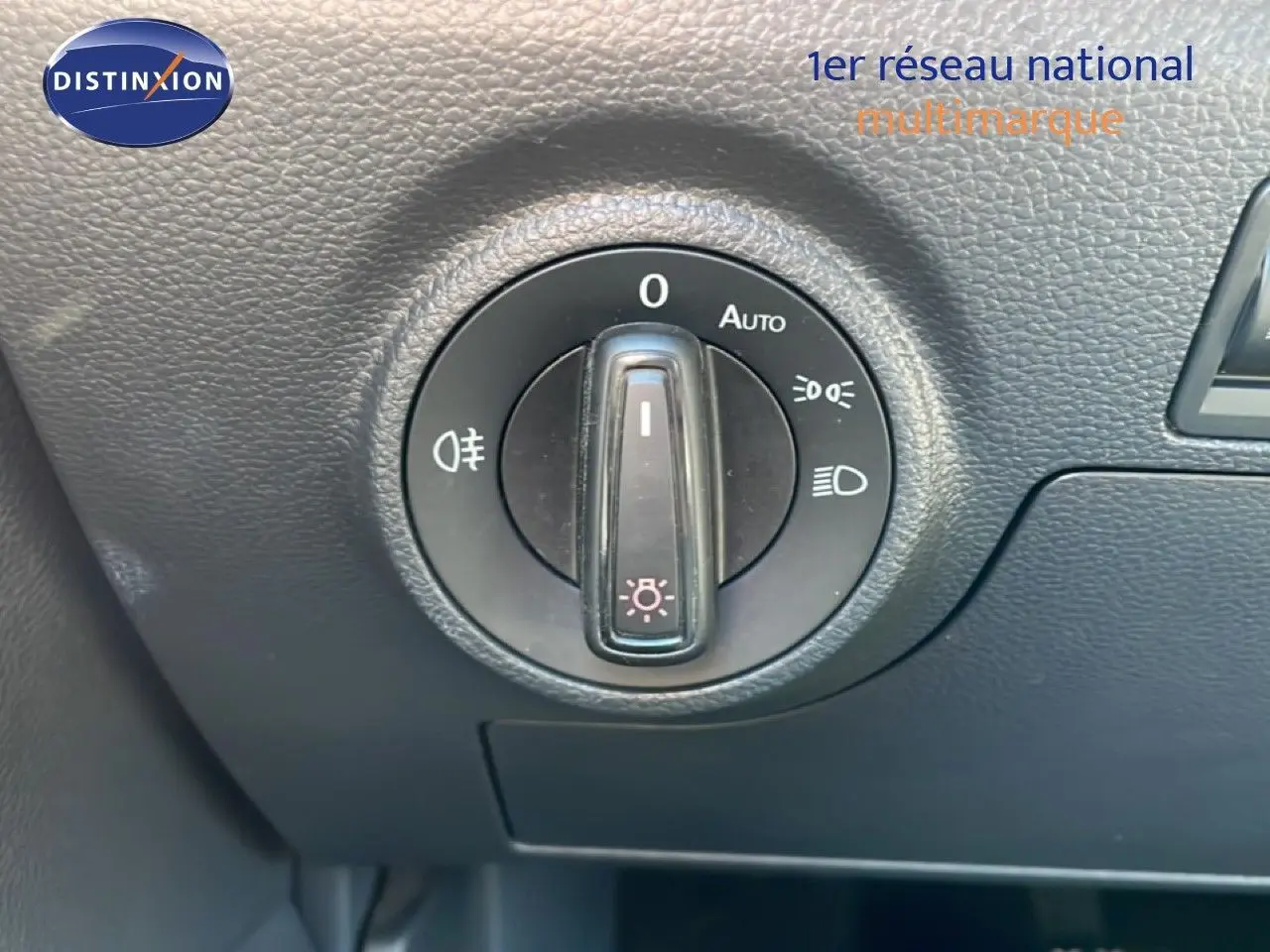 Commande des phares en gros plan sur tableau de bord noir d'un SEAT Arona 2025, version essence blanche toit noir.