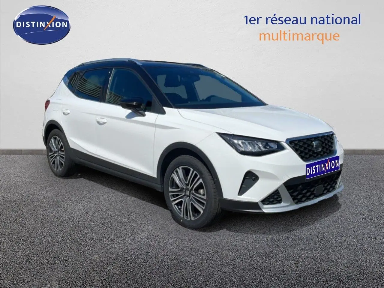 SEAT Arona blanc avec toit noir en 3/4 avant droit, mettant en valeur ses jantes alliage et calandre distinctive.