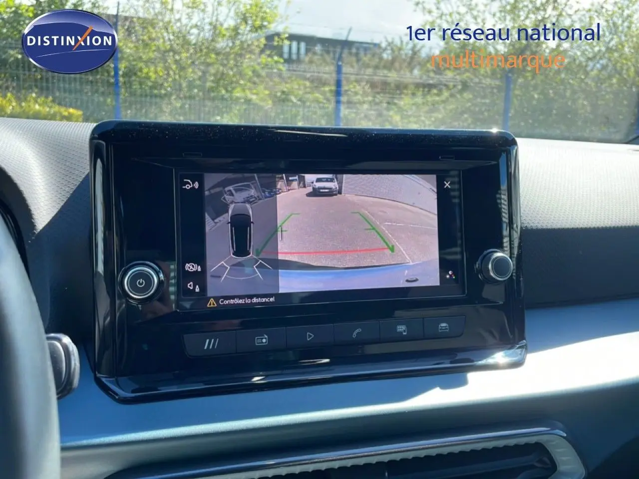 Écran tactile intérieur montrant la caméra de recul du SEAT Arona blanc toit noir, vue du tableau de bord.