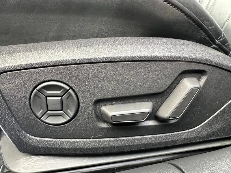 Commandes électriques de réglage du siège conducteur en cuir noir de l'Audi A6 Avant 45 TDI S line 2019