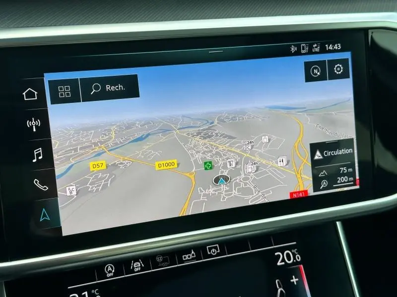 Écran tactile du système de navigation GPS de l'Audi A6 Avant 45 TDI S line, affichant une carte routière détaillée.