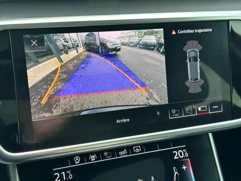 Écran de caméra de recul de l'Audi A6 Avant noir métal montrant l'aide au stationnement arrière avec trajectoire guidée.