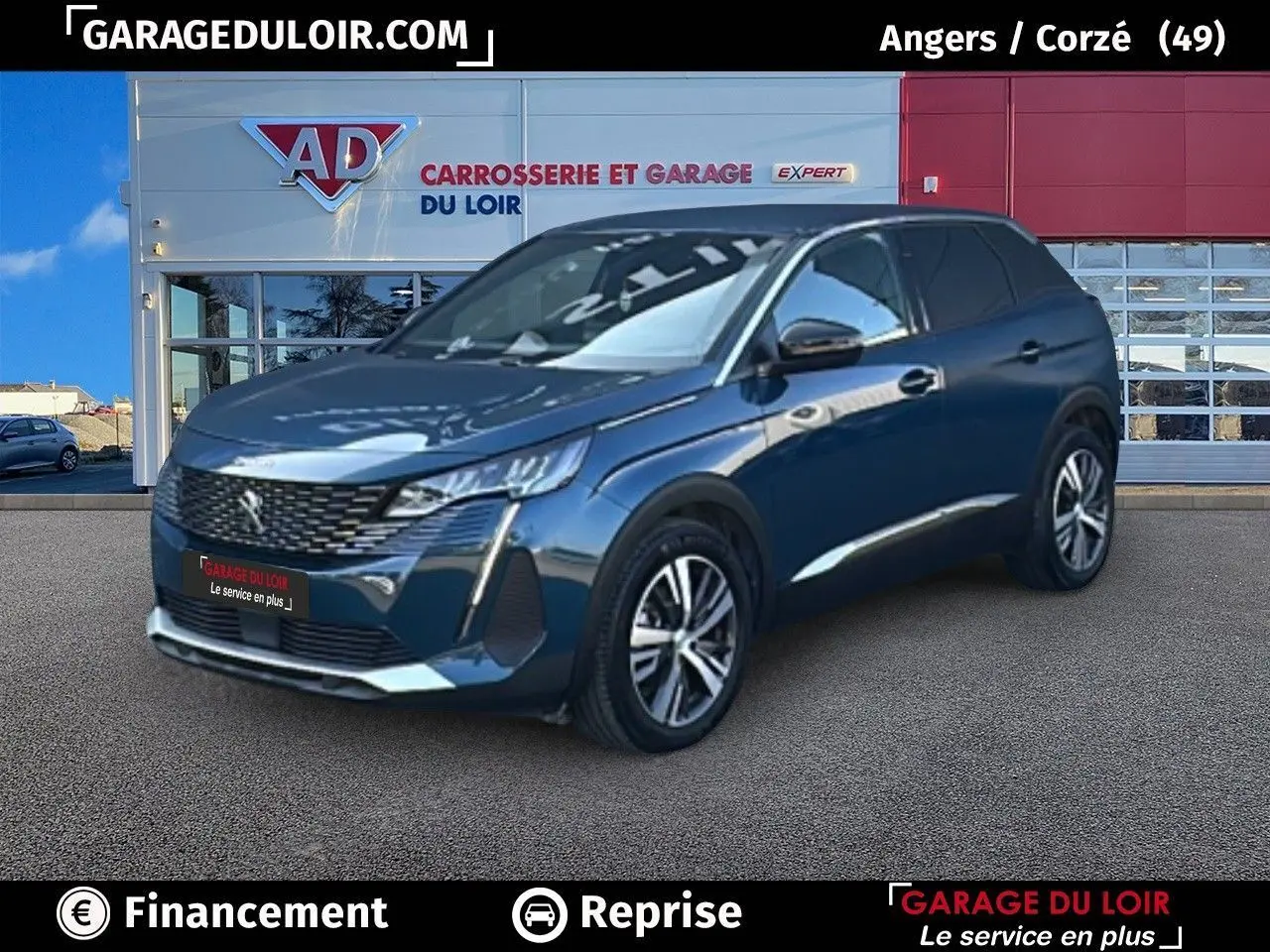Peugeot 3008 Bleu Celebes en 3/4 avant droit, calandre chromée et jantes alliage visibles devant garage.
