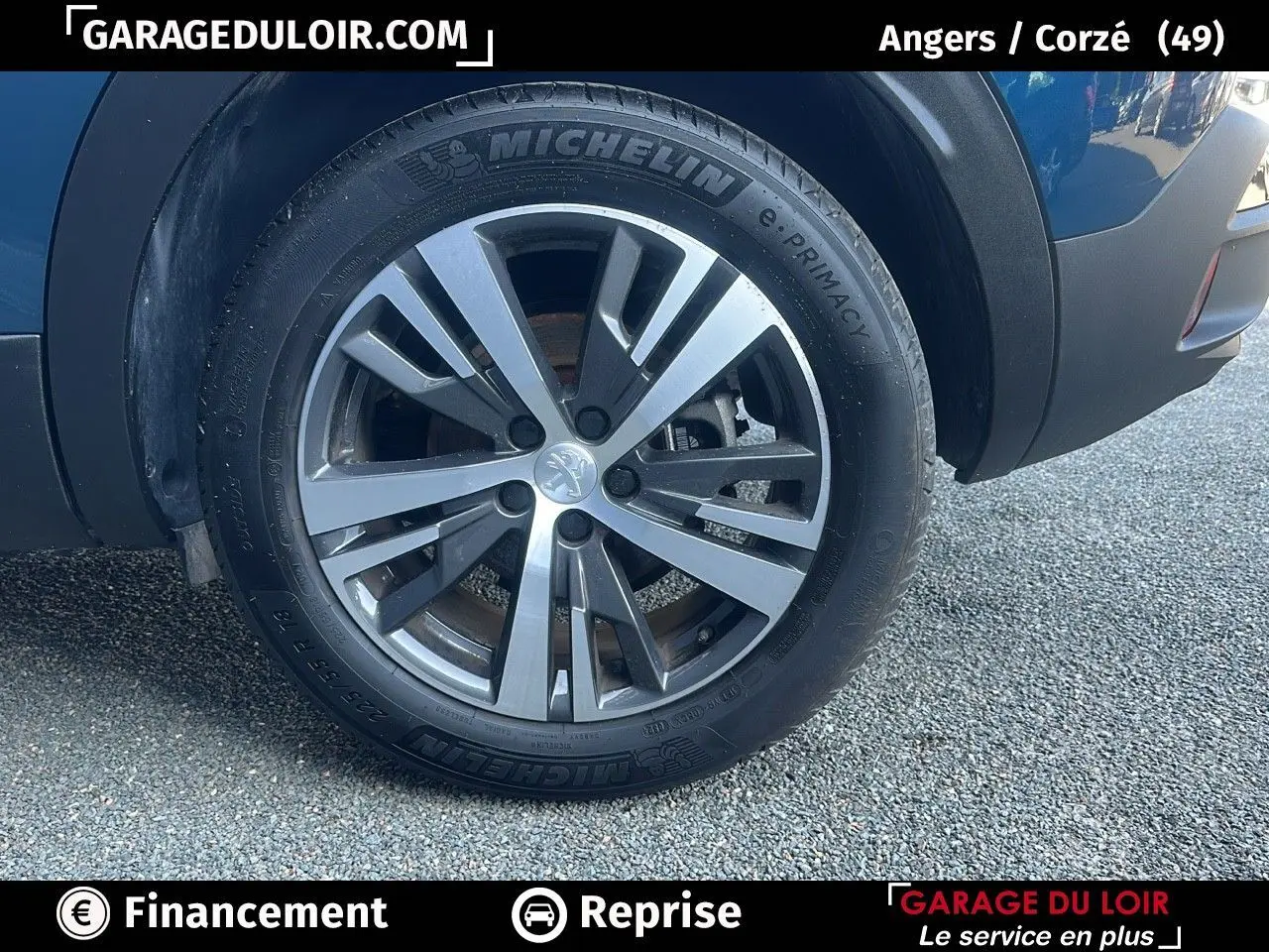 Gros plan sur la roue avant droite du Peugeot 3008 Bleu Celebes avec jante alliage 18 pouces bi-ton gris brillant.