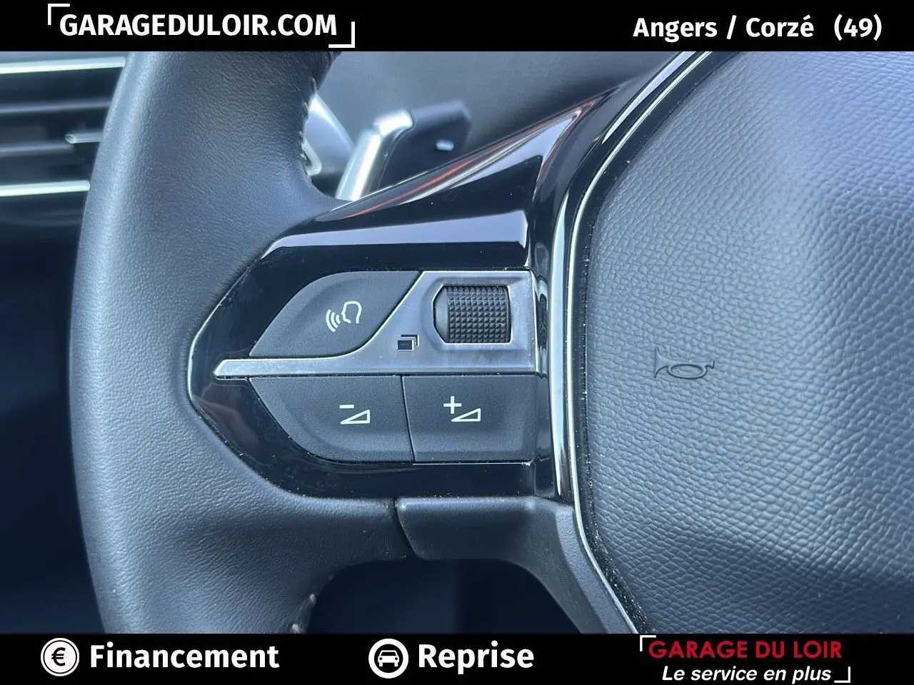 Gros plan sur les commandes gauche du volant en cuir noir du Peugeot 3008 Bleu Celebes, finition Allure Pack.