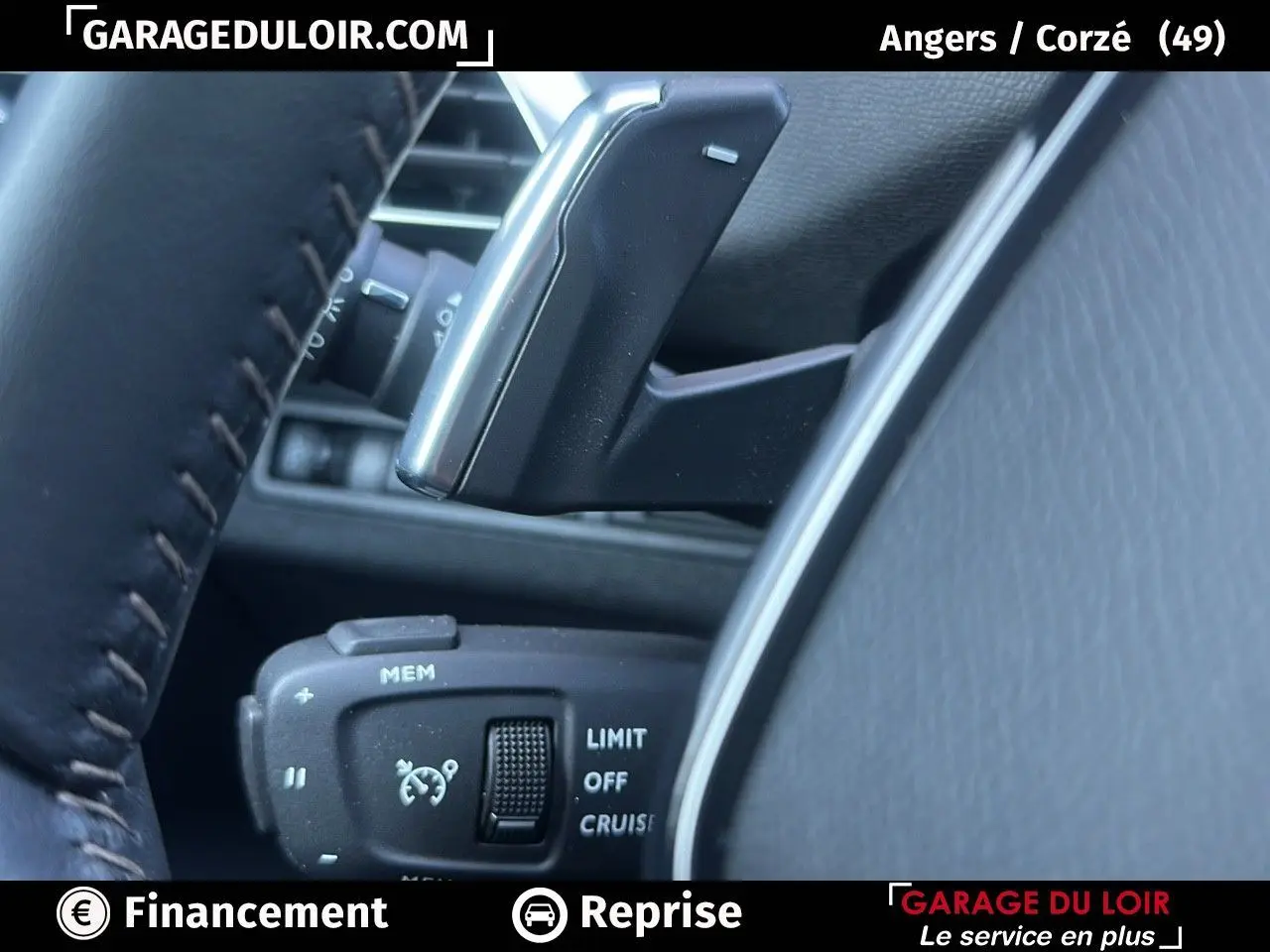 Gros plan sur la commande de régulateur de vitesse au volant du Peugeot 3008 Bleu Celebes 2024.