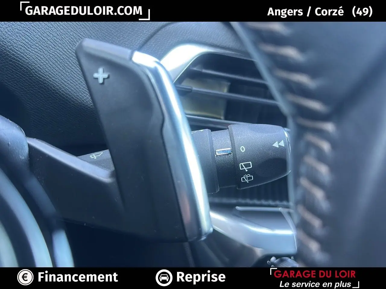 Gros plan sur la palette de changement de vitesse + au volant du Peugeot 3008 Bleu Celebes, intérieur noir Mistral.