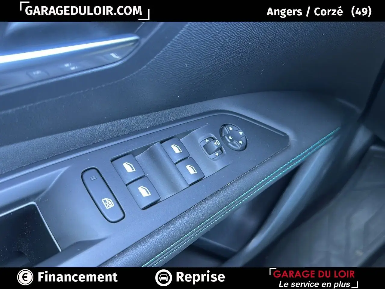 Détail des commandes des vitres côté conducteur avec surpiqûres bleues dans l'habitacle du Peugeot 3008 Bleu Celebes.