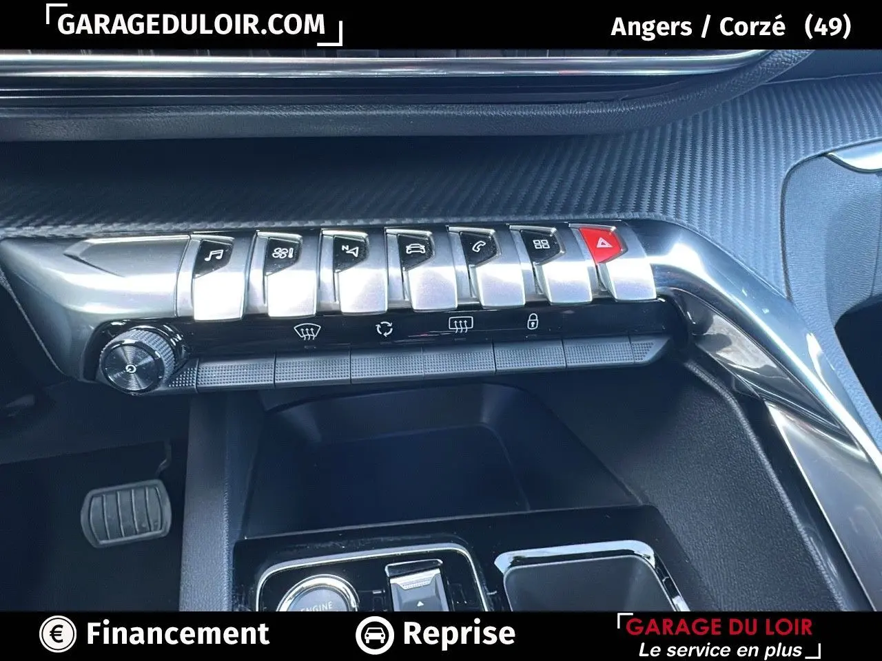 Tableau de bord et console centrale du Peugeot 3008 Bleu Celebes, avec commandes chromées et finition carbone.