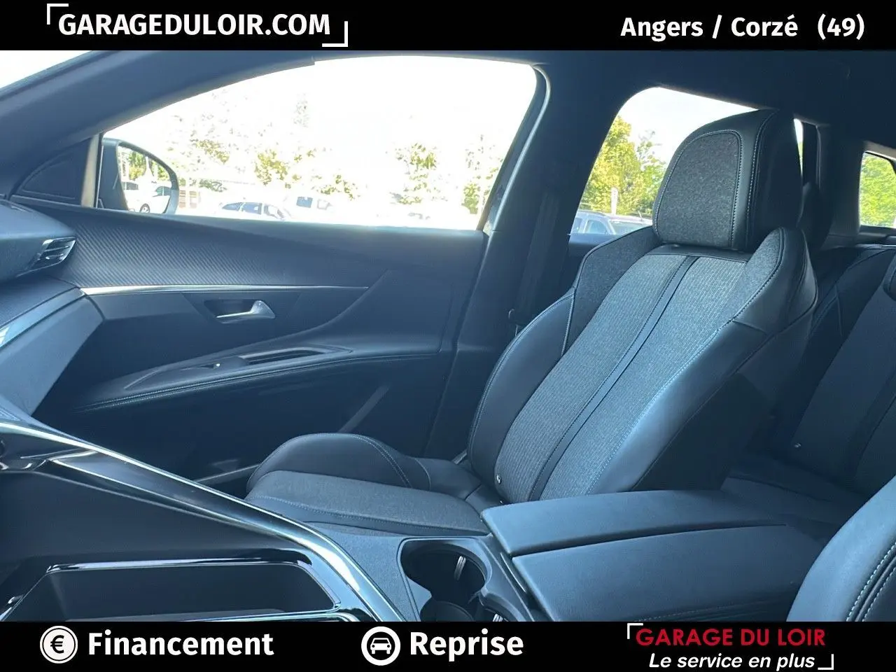 Intérieur avant droit du Peugeot 3008 Bleu Celebes, sièges bi-matière et accoudoir central fermé visible