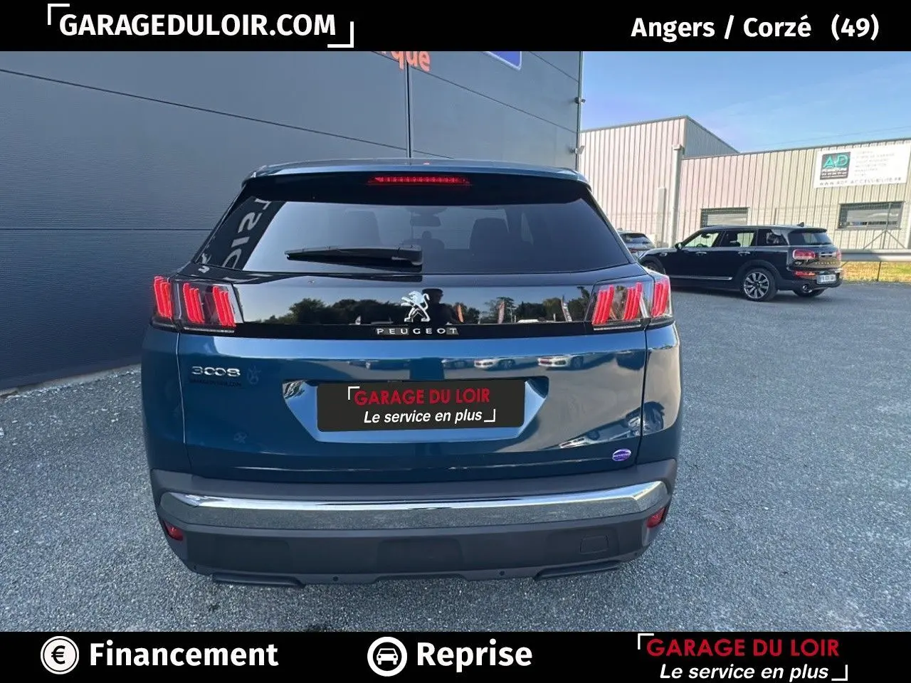 Vue arrière d'un Peugeot 3008 Bleu Celebes avec feux LED 3D et bandeau noir brillant sur le hayon.