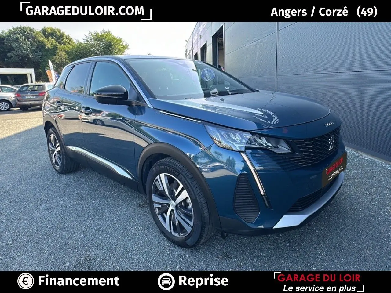 Peugeot 3008 Bleu Celebes en 3/4 avant droit, avec calandre à damiers chromés et jantes alliage bi-ton.