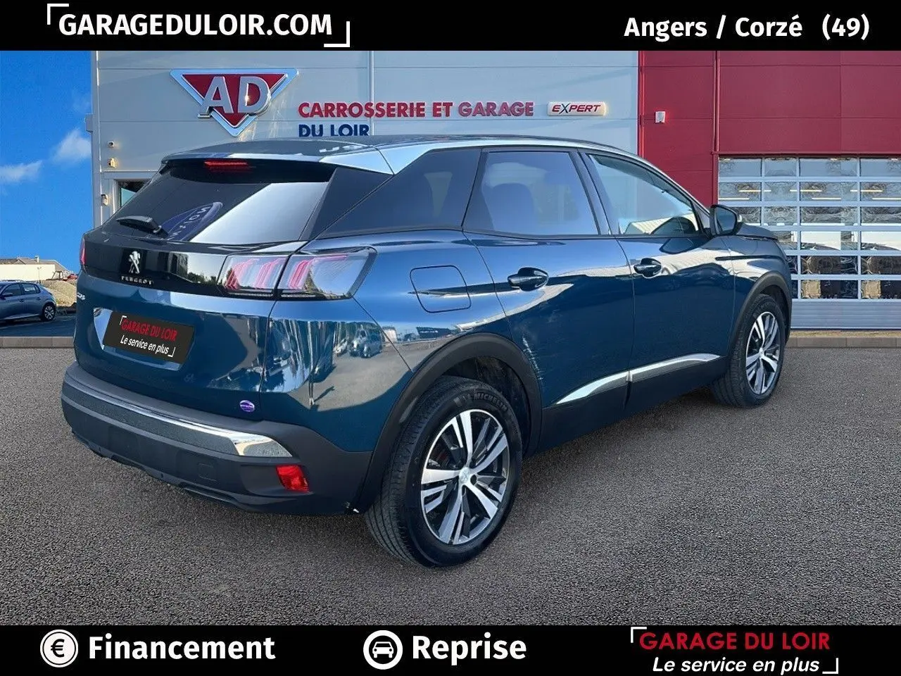 Vue 3/4 arrière droite d'un Peugeot 3008 Bleu Celebes avec jantes alliage bi-ton et feux arrière LED 3D.