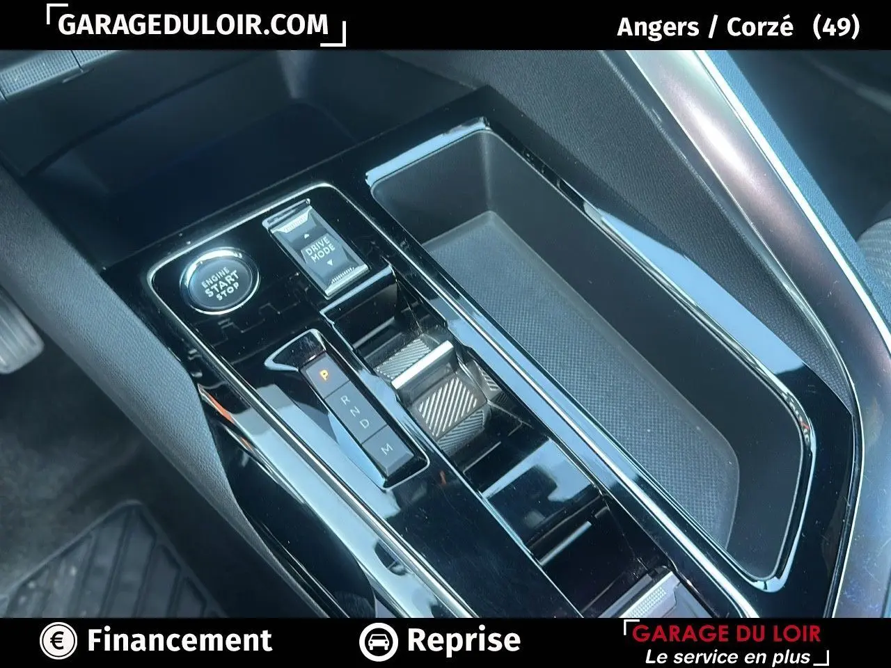 Gros plan sur la console centrale noire brillante avec sélecteur de boîte manuelle et bouton Drive Mode du Peugeot 3008 Bleu Celebes 2024.