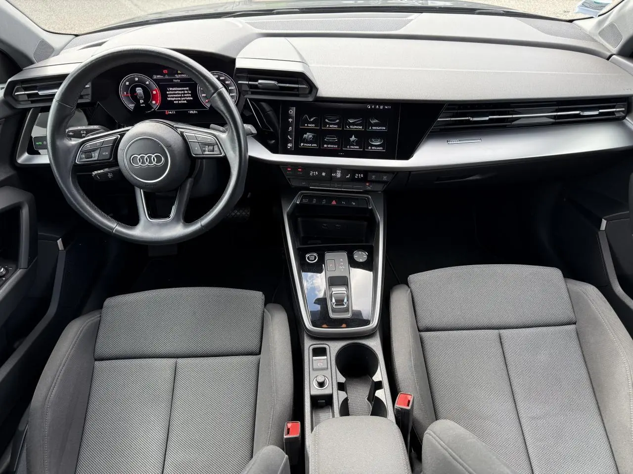Vue intérieure avant de l'Audi A3 Sportback 2020 avec tableau de bord digital et sièges sport gris Manhattan.