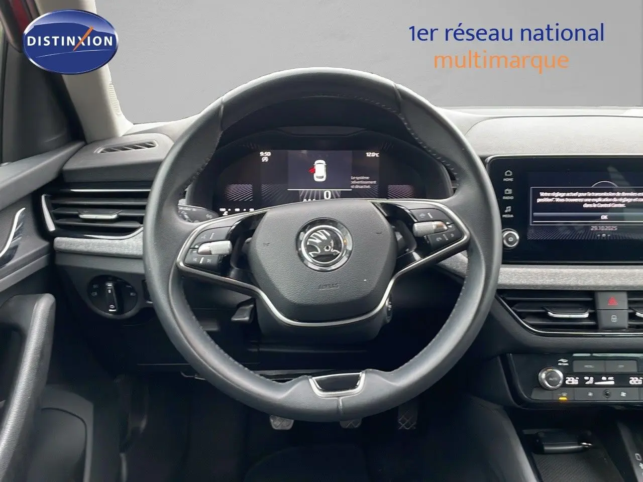 Vue frontale de l'habitacle du Skoda Kamiq 2024, avec volant multifonction et tableau de bord numérique.