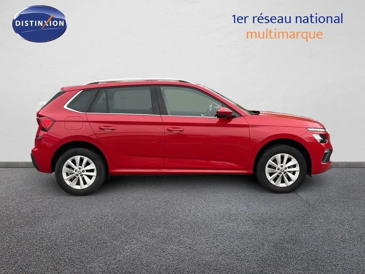 Profil côté gauche d'un Skoda Kamiq rouge velvet metal 2024 avec jantes alliage et toit ouvrant.