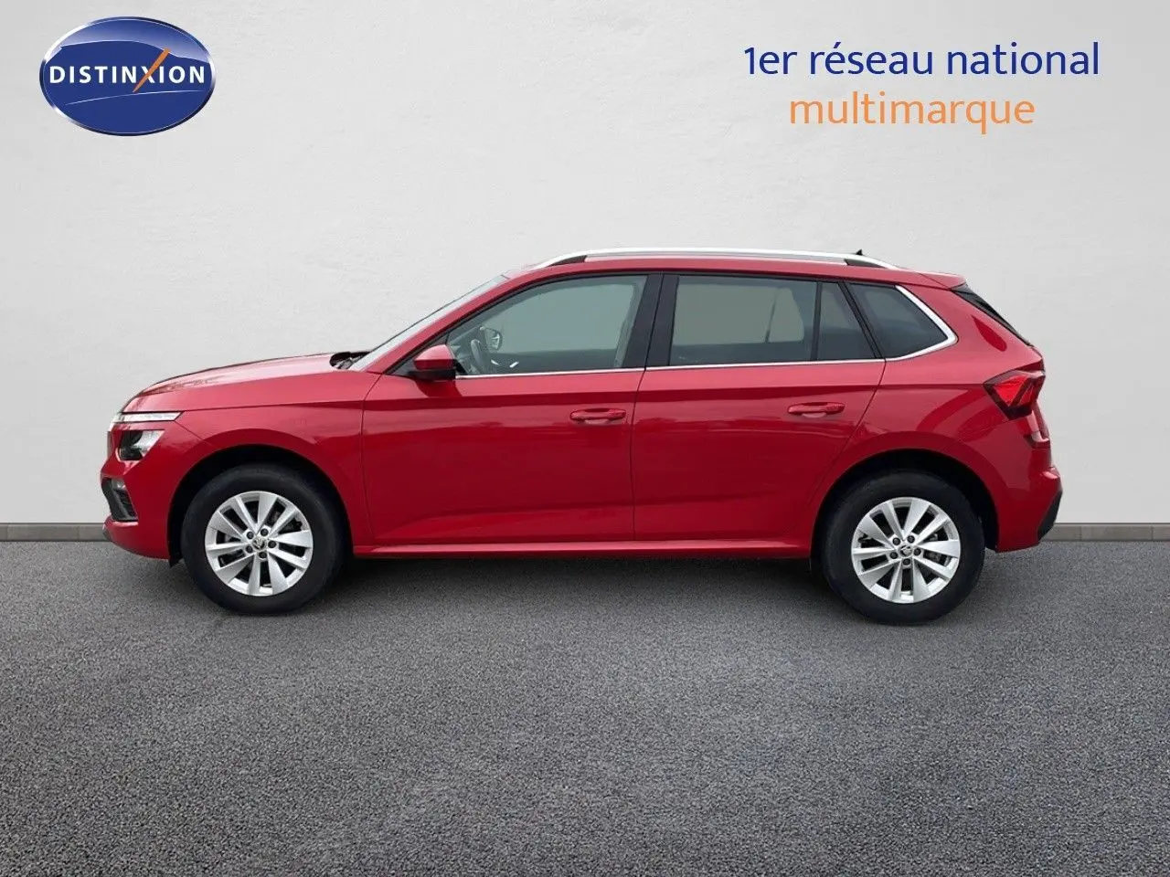 Profil côté gauche d'un Skoda Kamiq rouge Velvet Metal 2024, compact et moderne avec jantes alliage argentées.