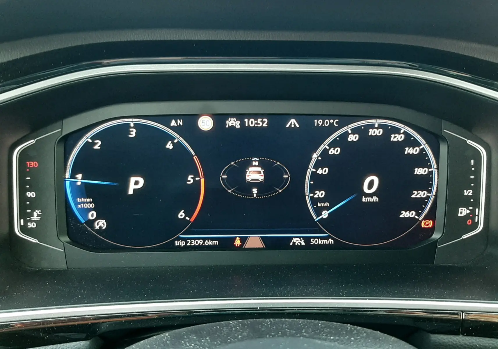 Vue rapprochée du tableau de bord numérique du Volkswagen T-Roc 2024, affichant vitesse, régime et informations de conduite.