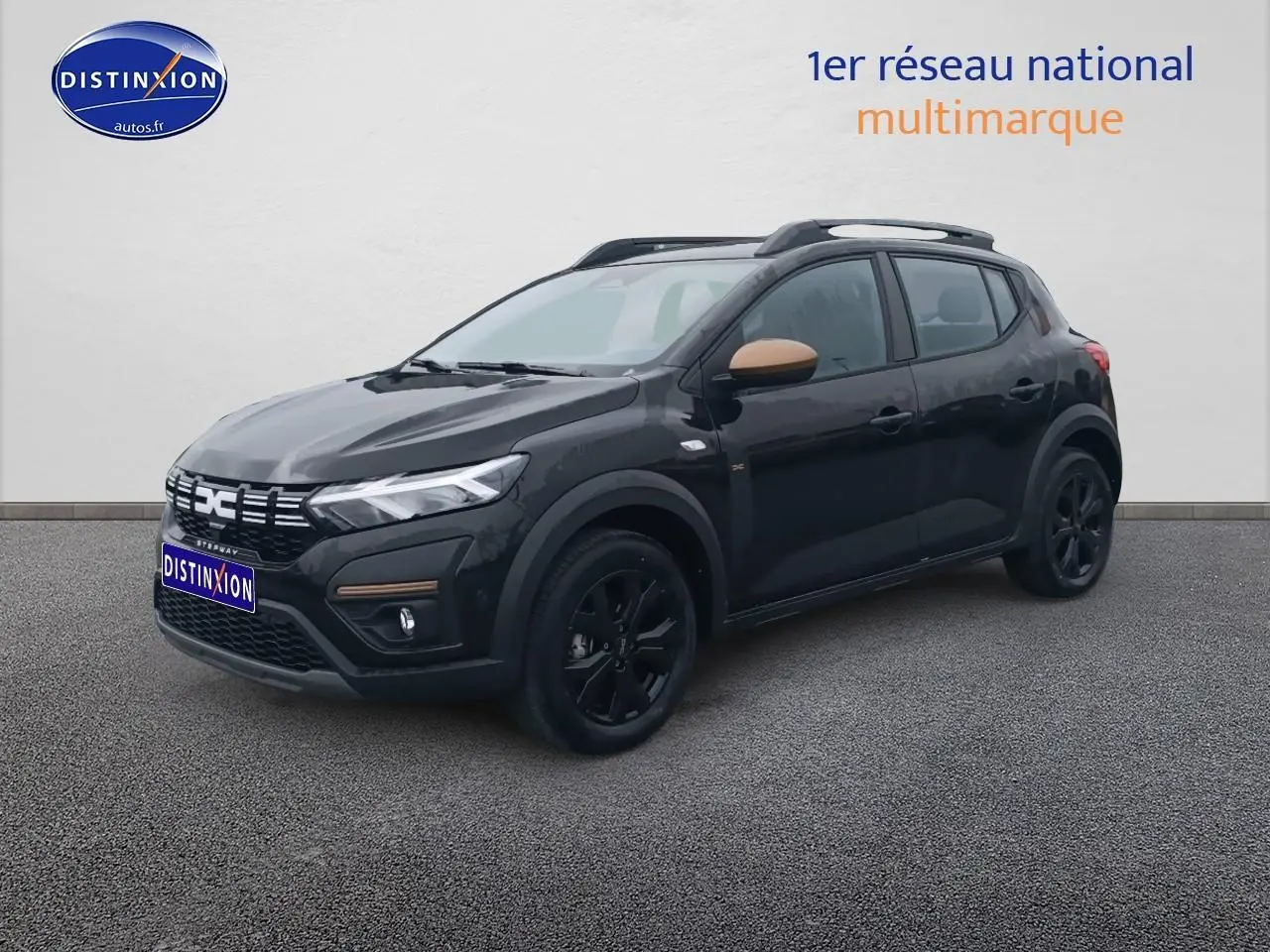 Dacia Sandero Stepway noire vue 3/4 avant droit avec rétroviseurs couleur beige et jantes noires.