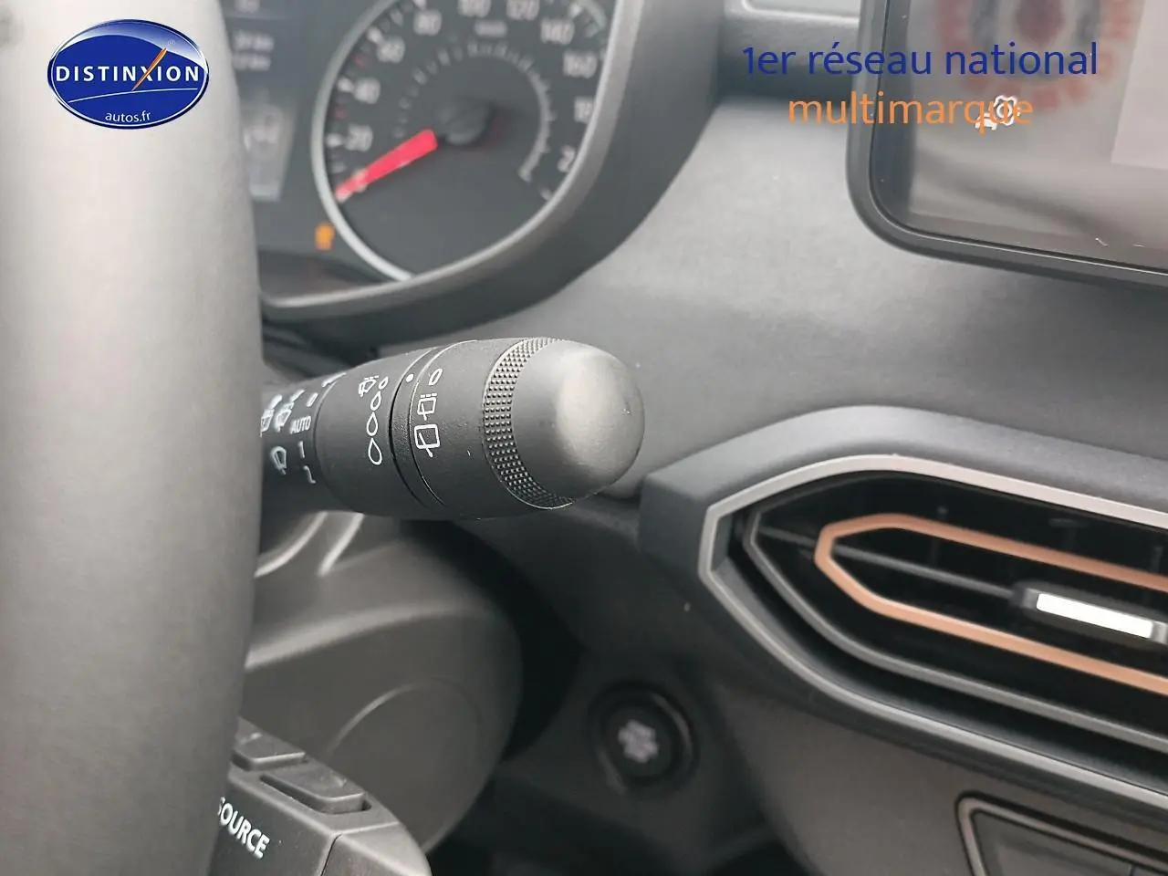 Détail du commodo d'essuie-glace et tableau de bord noir de la Dacia Sandero 2025 vue côté conducteur.