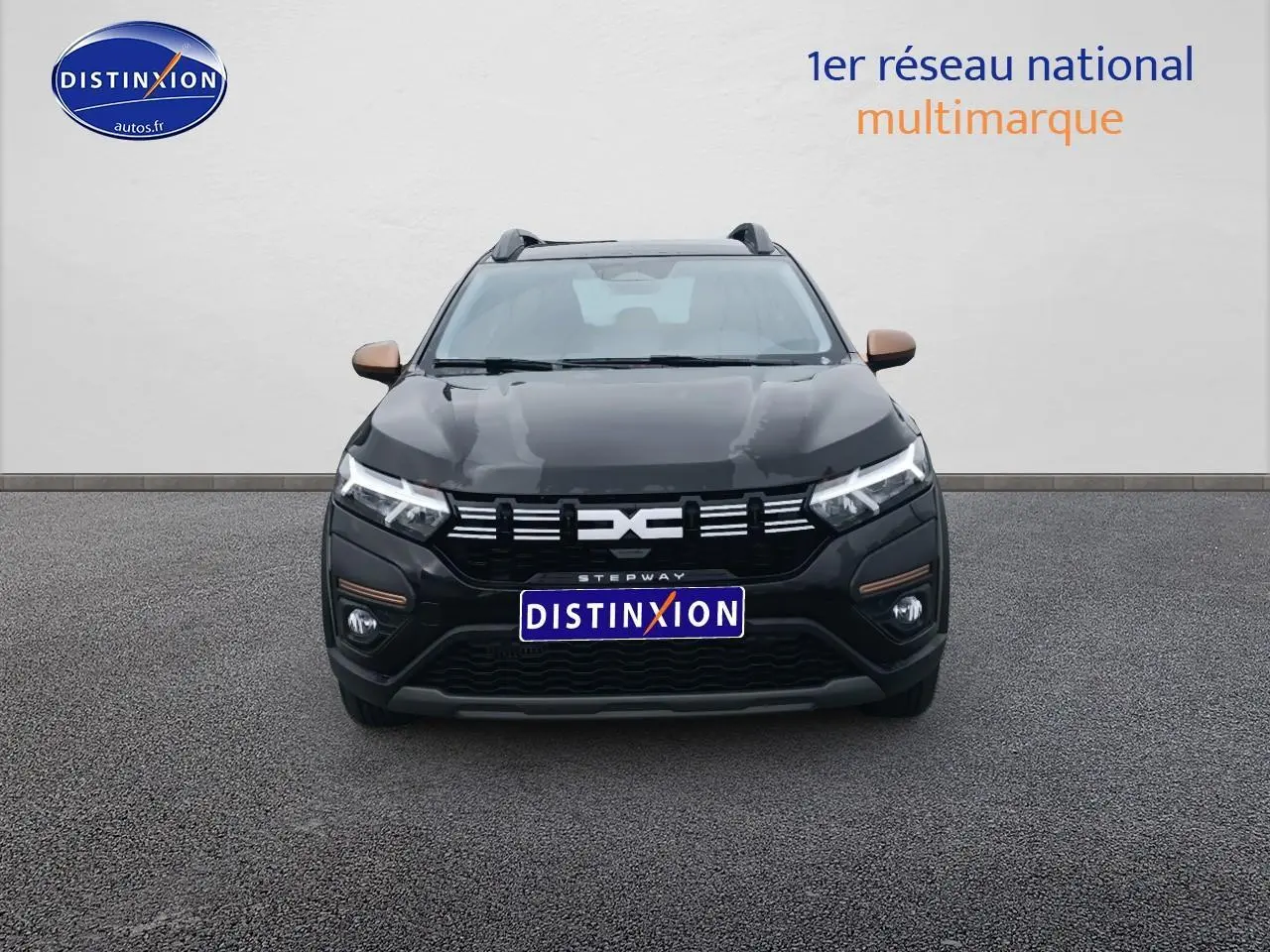 Vue avant d'une Dacia Sandero Stepway noire avec rétroviseurs bronze et calandre marquée Stepway.