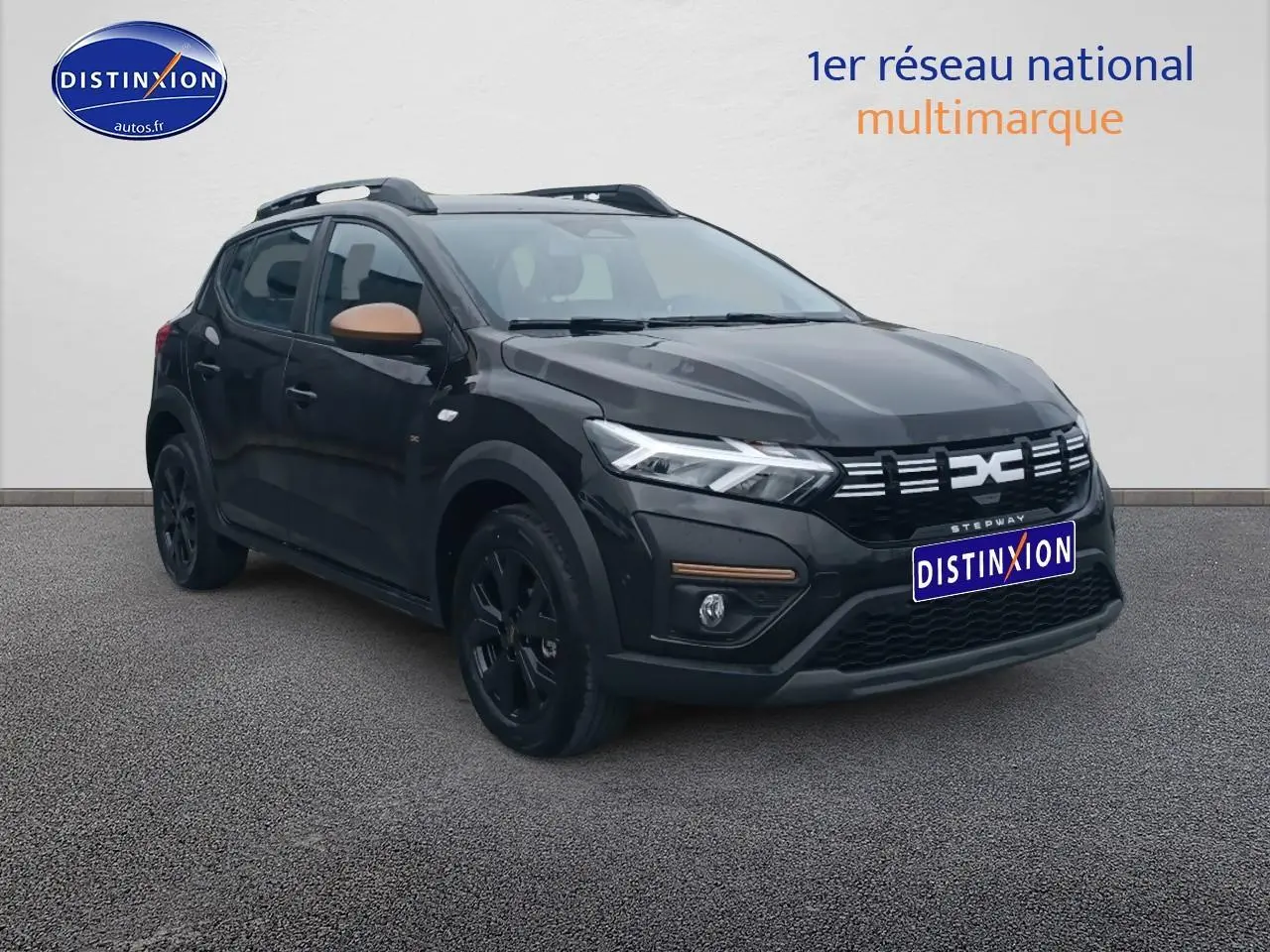 Dacia Sandero Stepway noire vue 3/4 avant droit avec rétroviseurs marron et jantes noires.