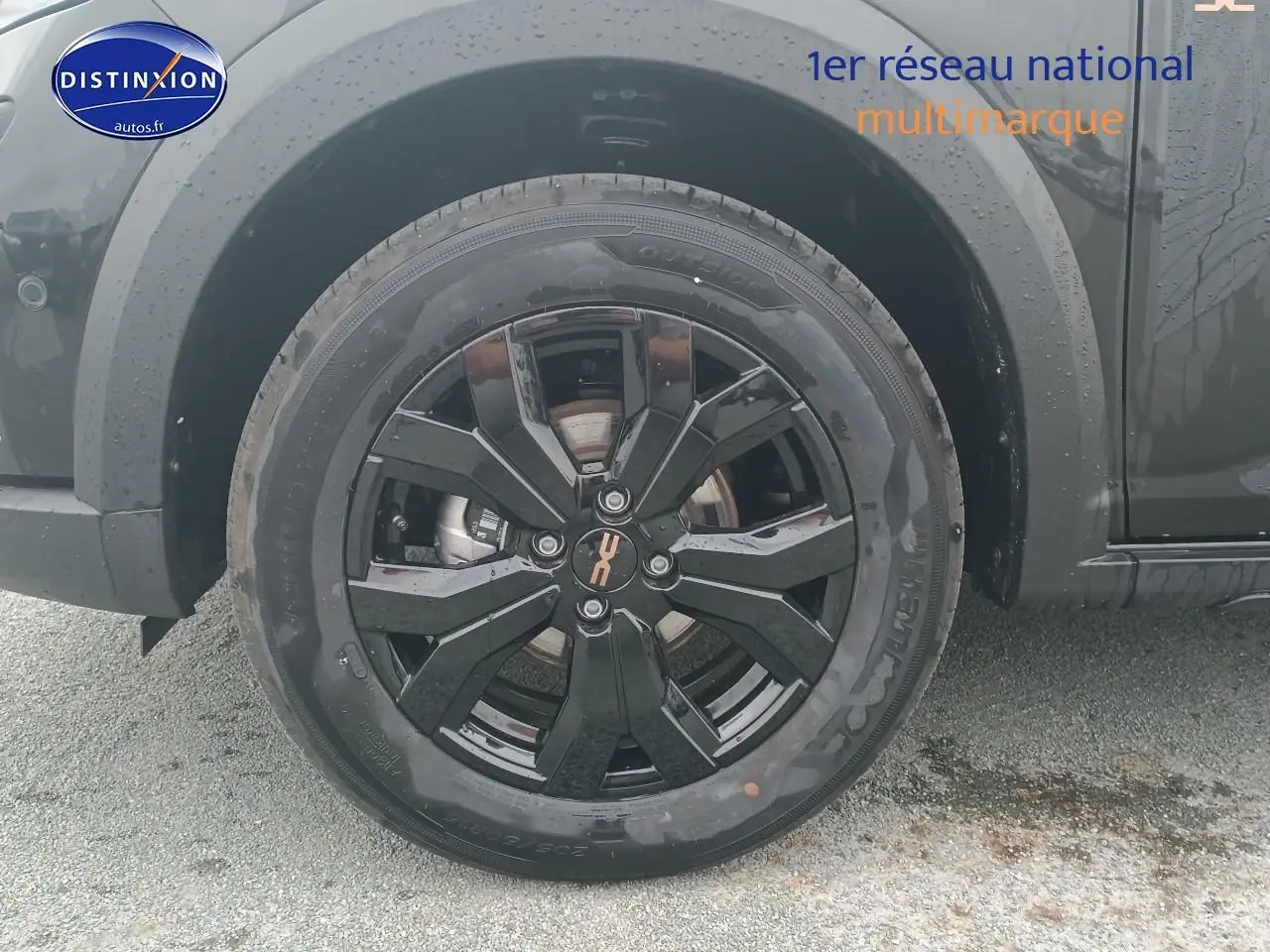 Gros plan sur la roue avant gauche noire avec jante alu noire brillante du Dacia Sandero 2025 Stepway Extreme.