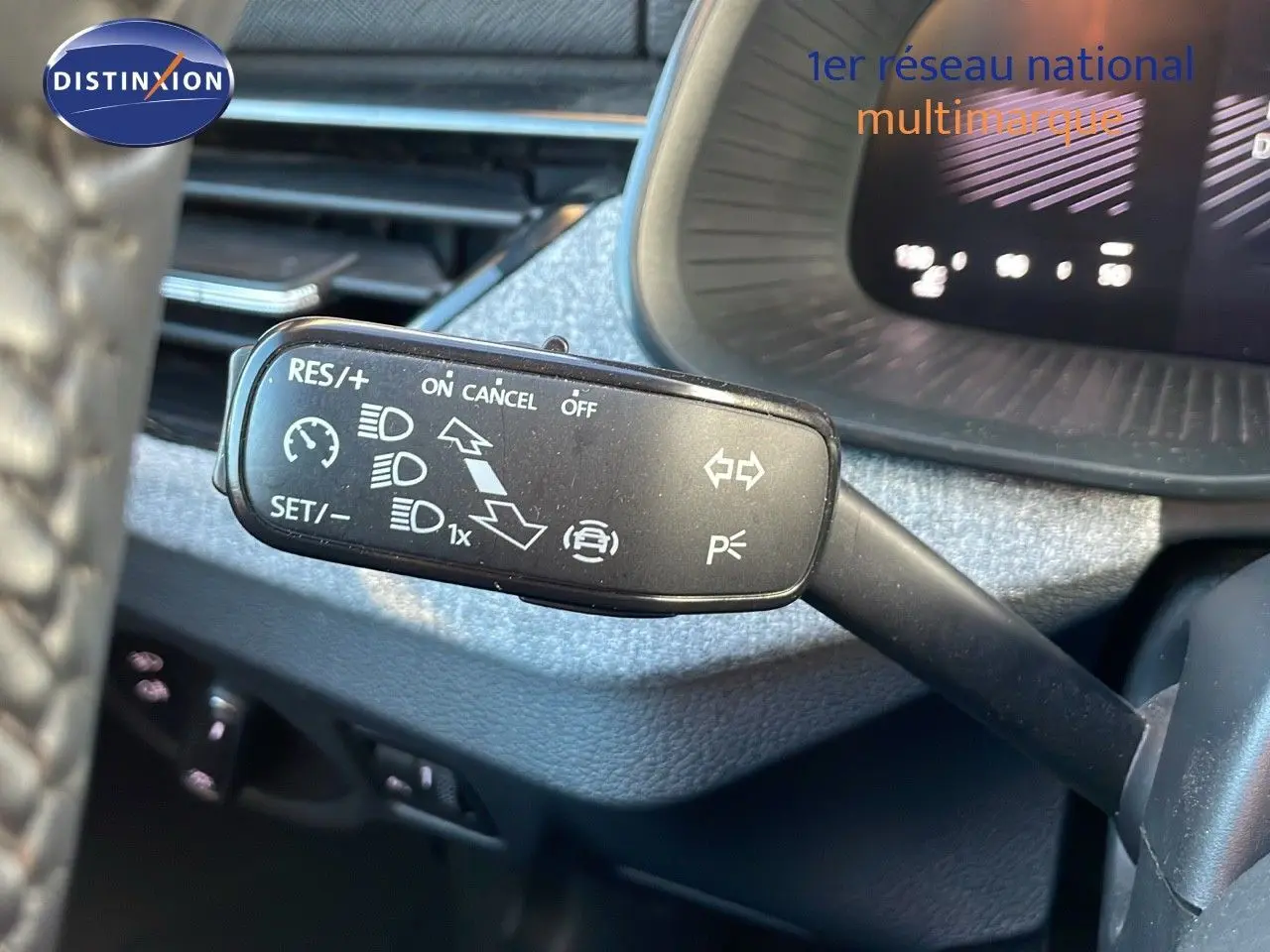 Gros plan sur la commande de régulateur de vitesse dans l'habitacle gris du Skoda Kamiq 2024.