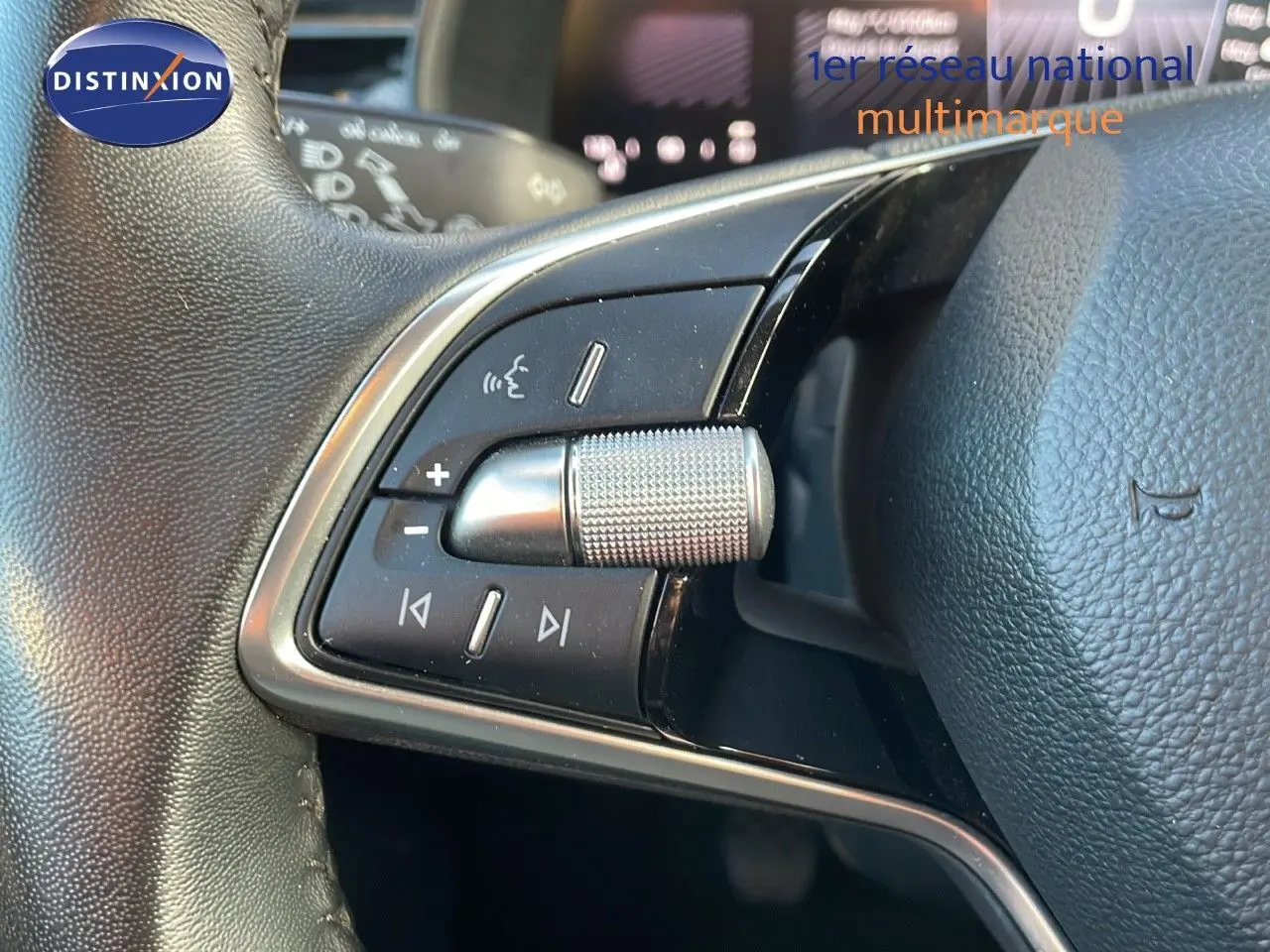 Gros plan sur les commandes au volant du Skoda Kamiq 2024 en gris graphite, mettant en valeur la molette de réglage sonore.