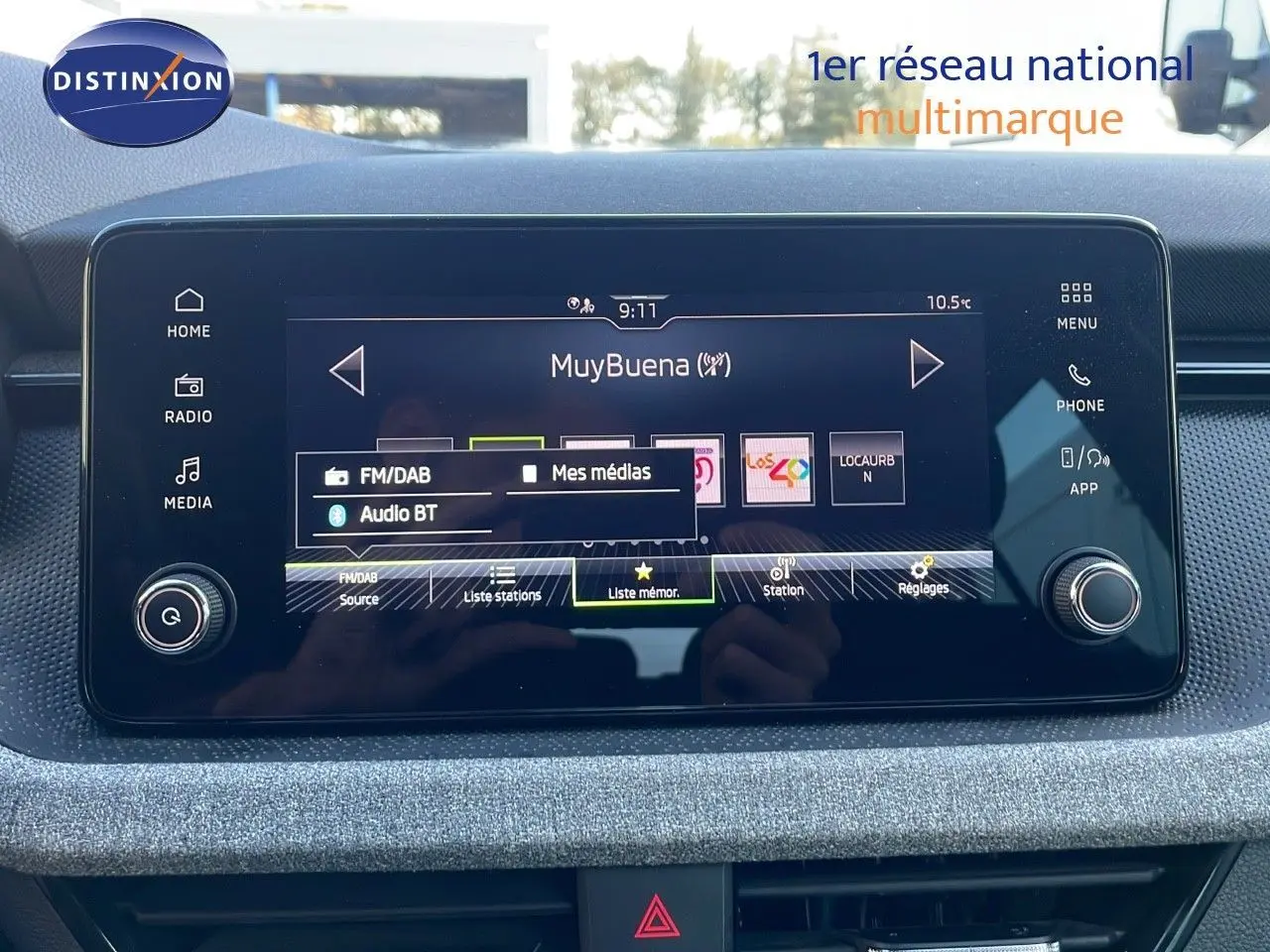 Écran tactile central du tableau de bord du Skoda Kamiq 2024 affichant les options radio et médias en intérieur gris.