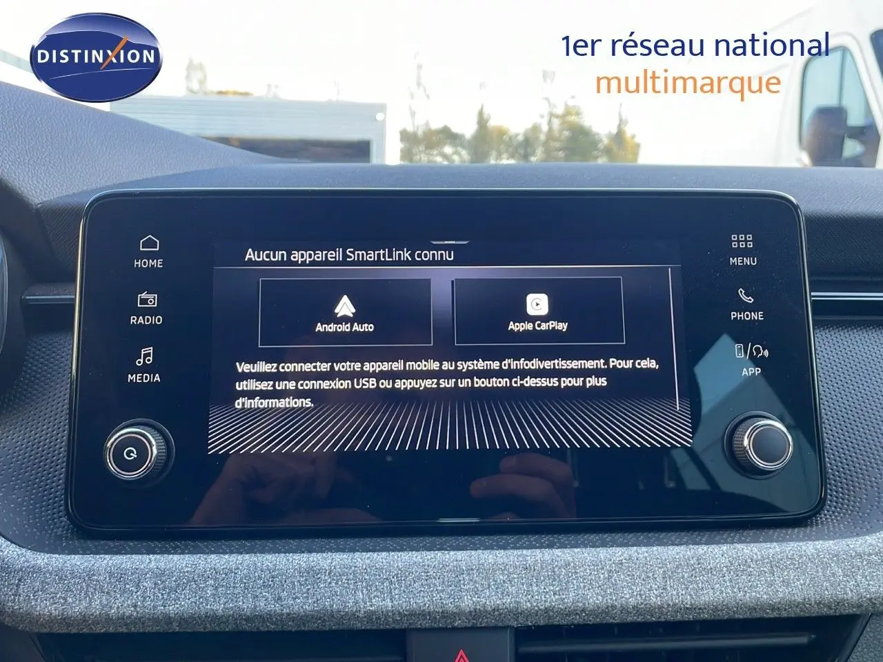 Écran tactile central du Skoda Kamiq 2024 affichant les options Android Auto et Apple CarPlay, intérieur gris graphite.