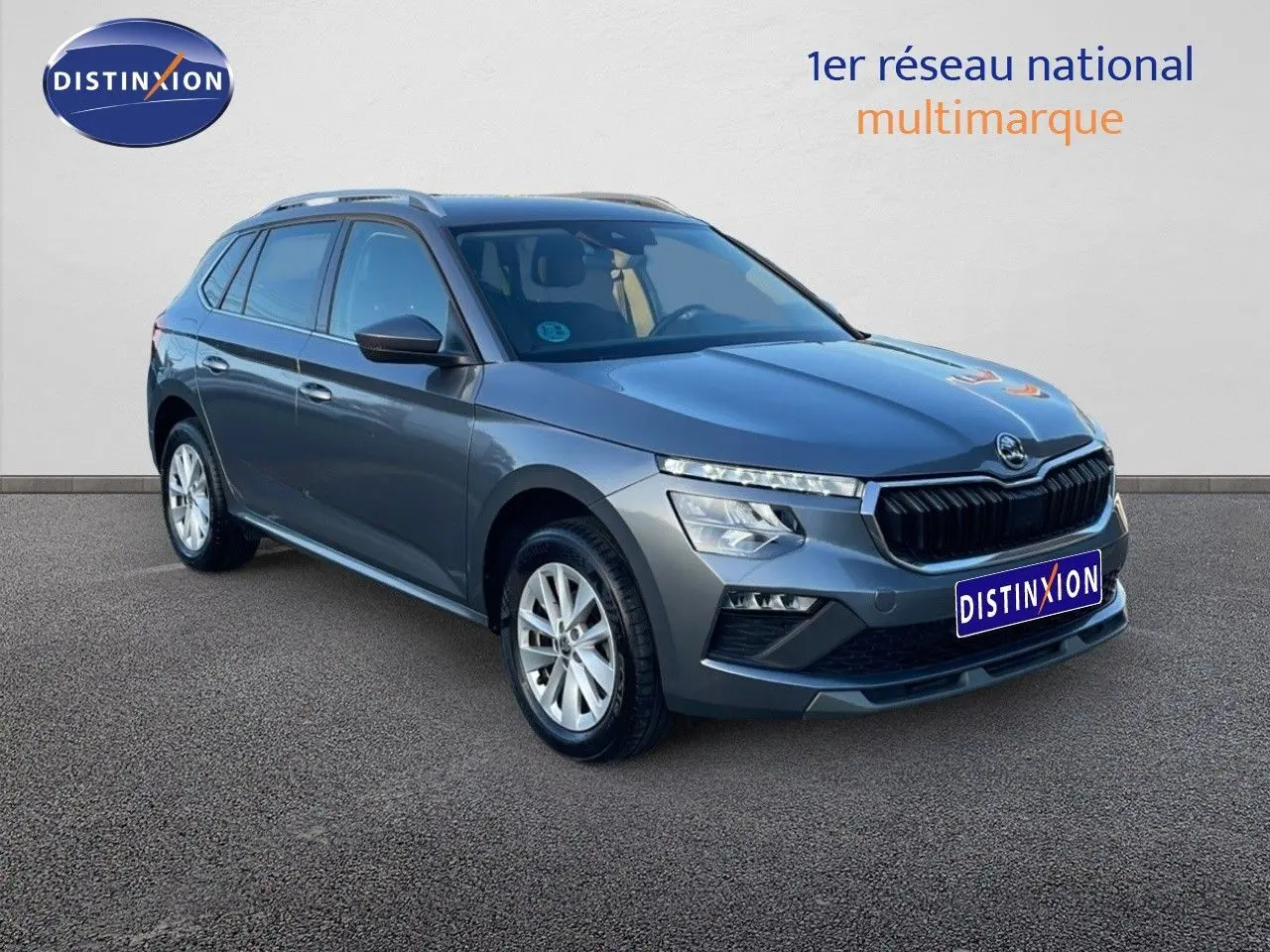 SKODA KAMIQ gris graphite métal en 3/4 avant droit, mettant en valeur ses phares LED et sa calandre noire.