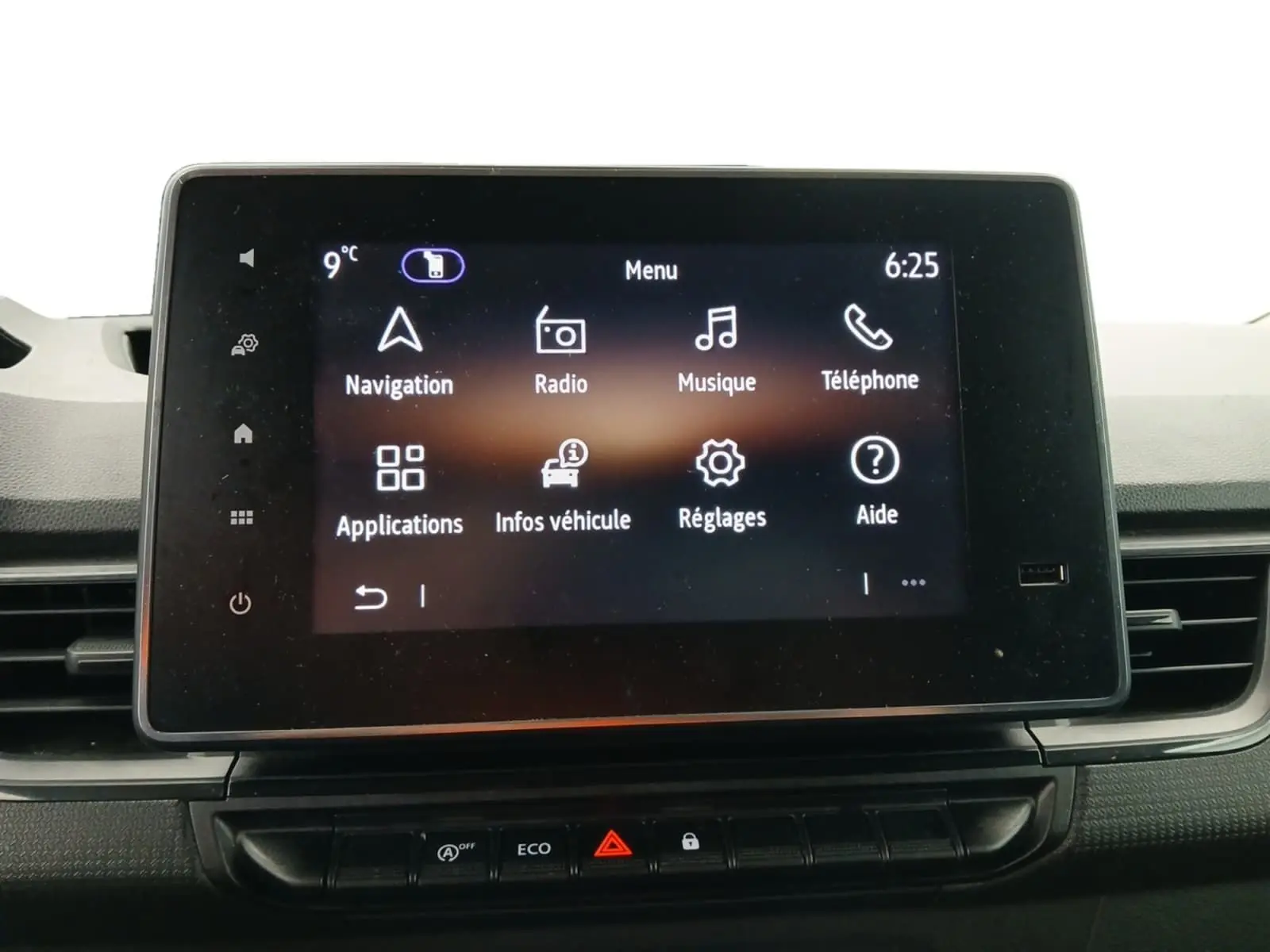 Écran tactile central du Renault Kangoo Van blanc 2024 affichant le menu de navigation et multimédia.