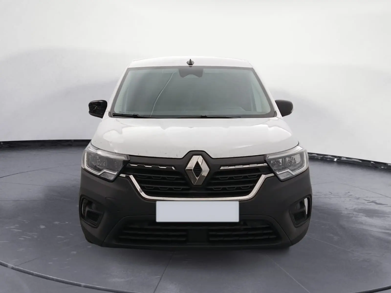 Vue frontale d’un Renault Kangoo blanc 2024 avec calandre noire et logo chromé bien visible.