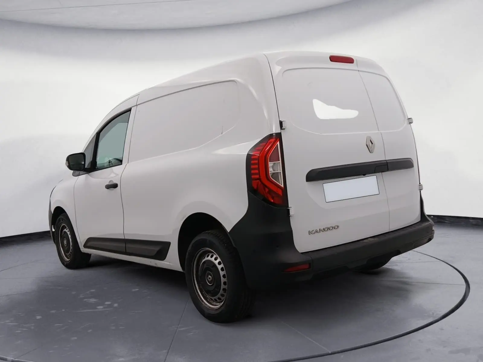 Vue 3/4 arrière droite d'un Renault Kangoo Van blanc 2024 avec feux arrière LED et protections noires.