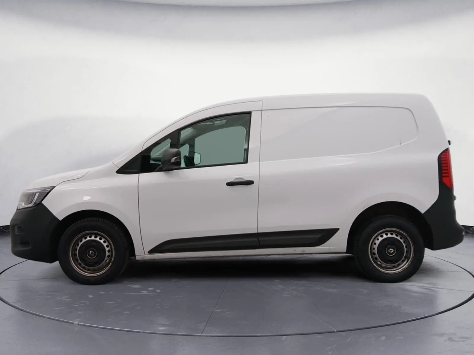 Vue de profil côté gauche d'un Renault Kangoo Van blanc 2024 avec pare-chocs noirs et jantes acier.